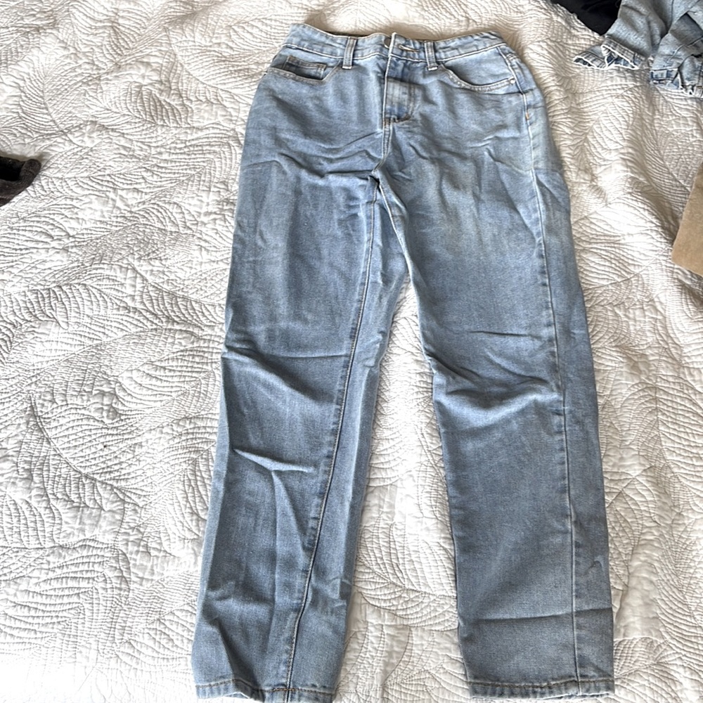 Super cute mid rise mom jeans